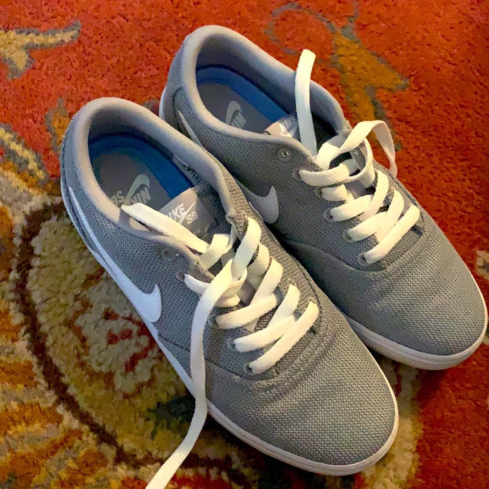 Nike tennis shoe